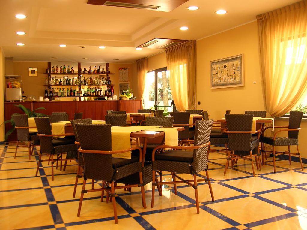 Hotel Albatros Terracine Extérieur photo